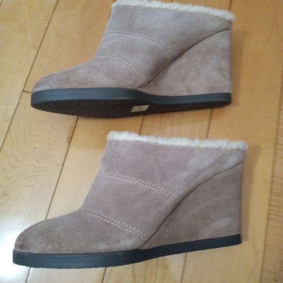 Tahari Spencer suede sherpa lined slip on mule wedges women's size 8 VGUC - Picture 3 of 7